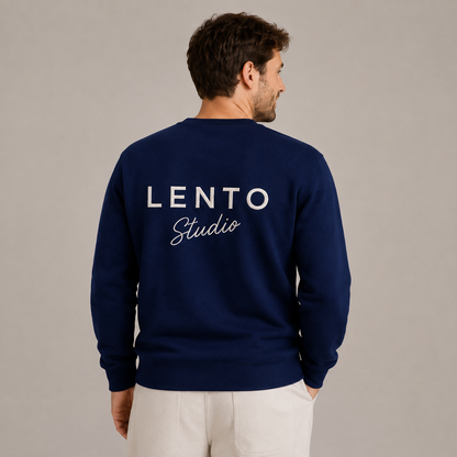 LENTO Studio sweater navy achterkant met groot logo