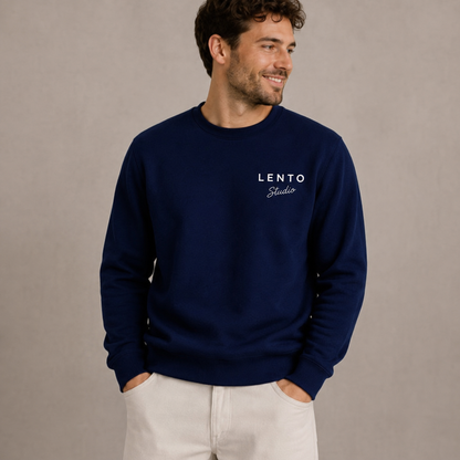 LENTO Studio sweater navy voorkant met borstlogo