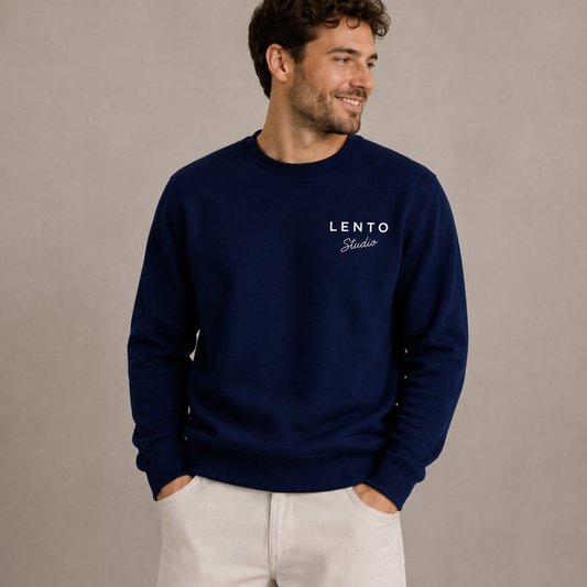 LENTO Studio sweater navy voorkant met borstlogo